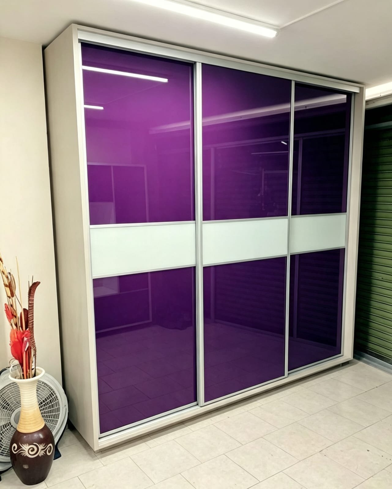 Closet puertas de cristal morado